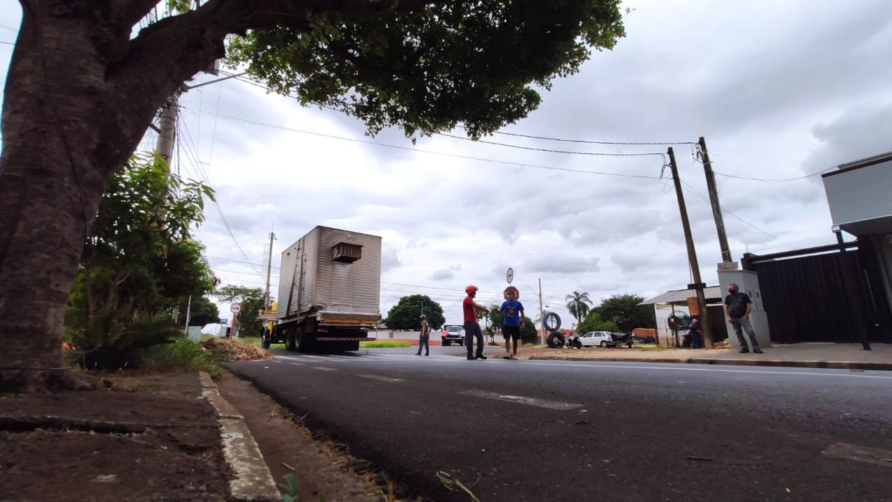 Foto 9 de 10 — Container cai de caminhão após bater em árvore no Vale do Sol